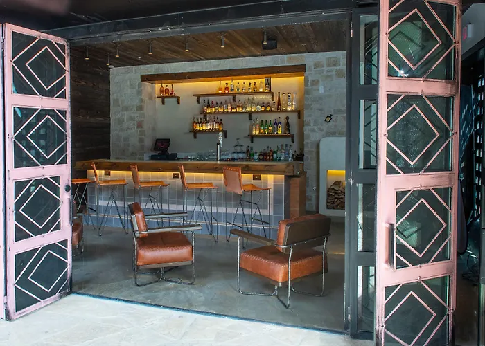 Texican Court, Valencia Collection